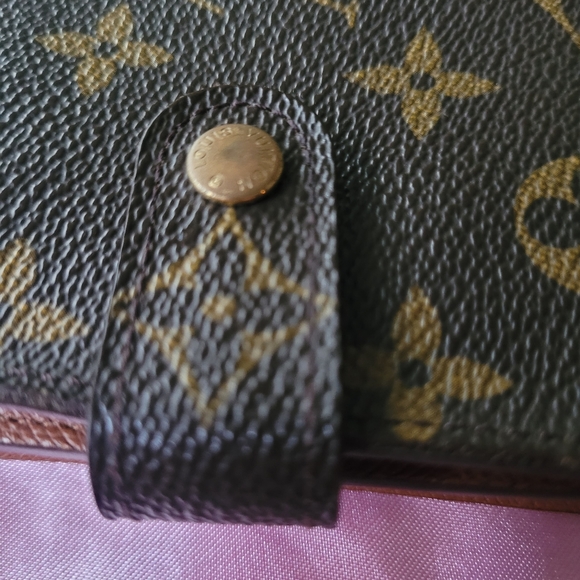LV Wallet (AUTHENTIC) - Picture 10 of 16